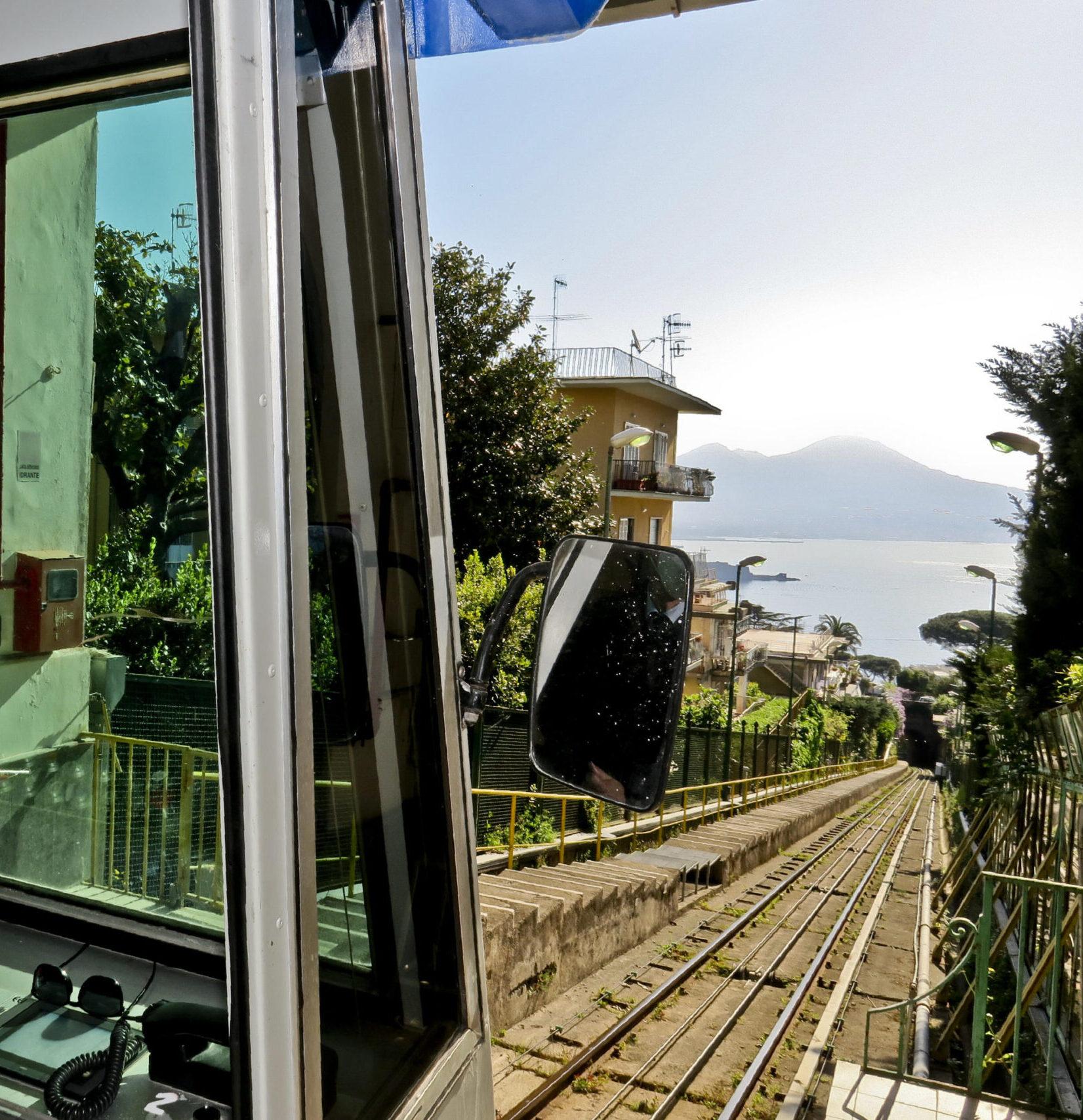 Napoli, entra nella funicolare armato di ascia semina il panico