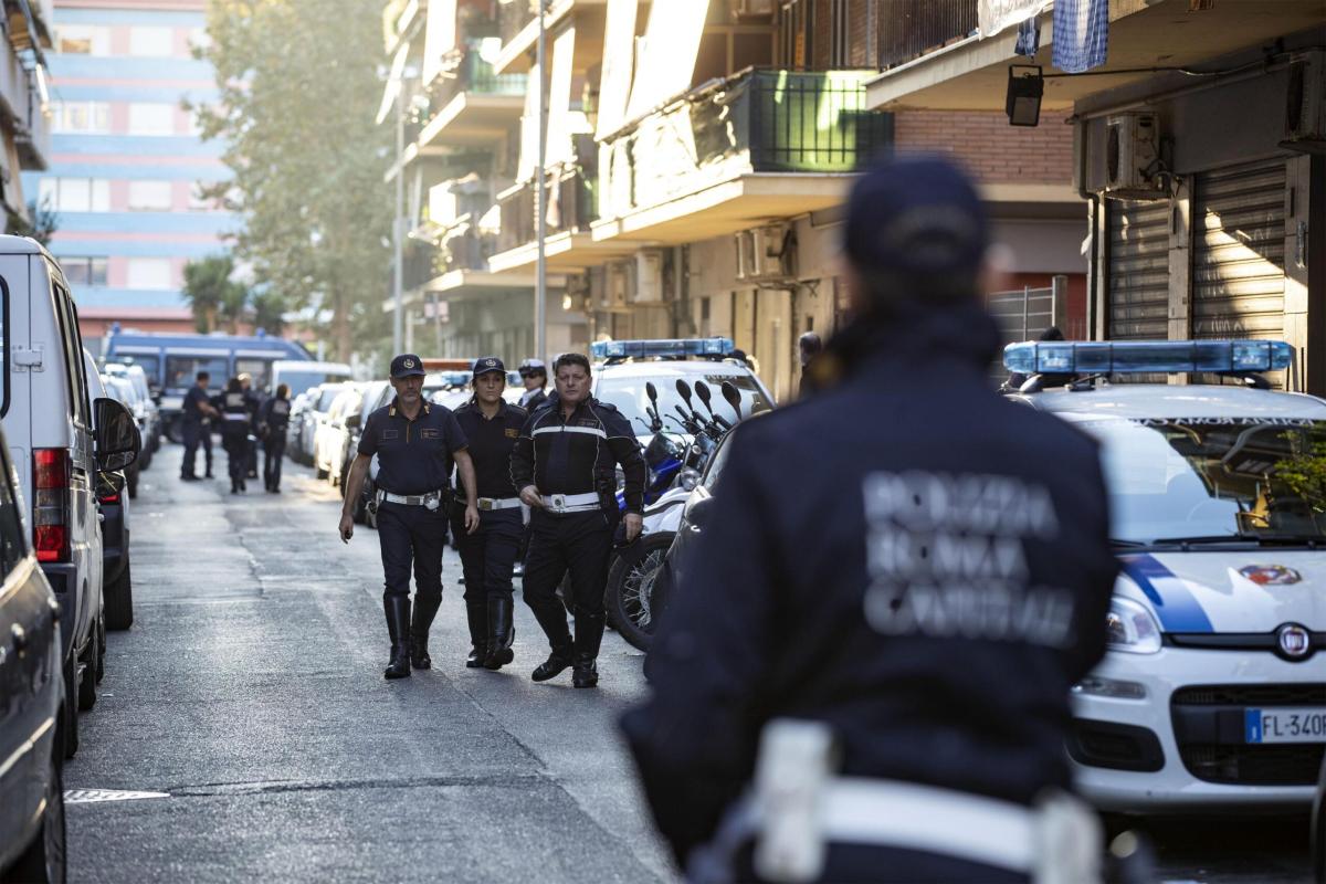 Ostia, panico nella notte: una bomba esplode davanti a una pizzeria