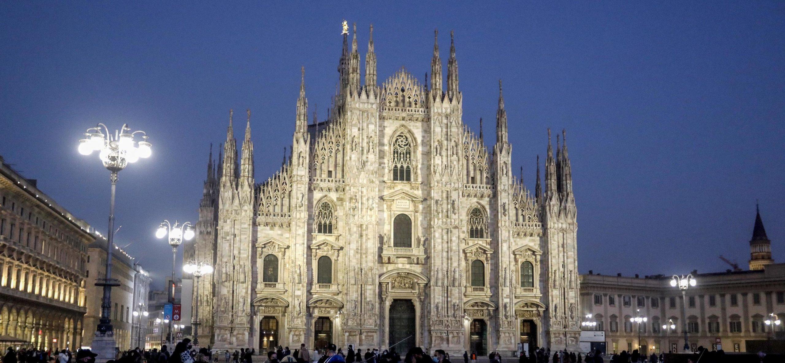 Milano, per ridurre le auto nel centro allo studio l’ipotesi di far pagare la sosta anche ai residenti