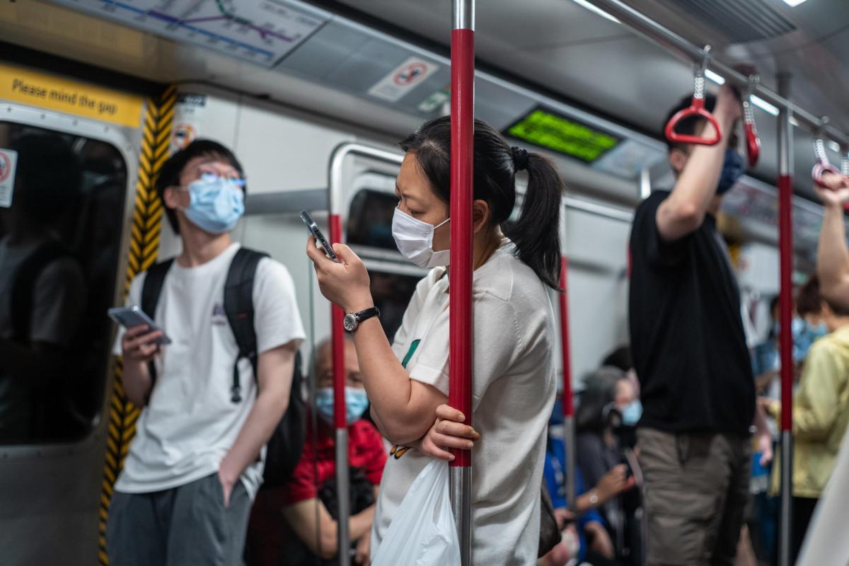 Hong Kong, dopo tre anni via le mascherine obbligatorie all’aperto,…