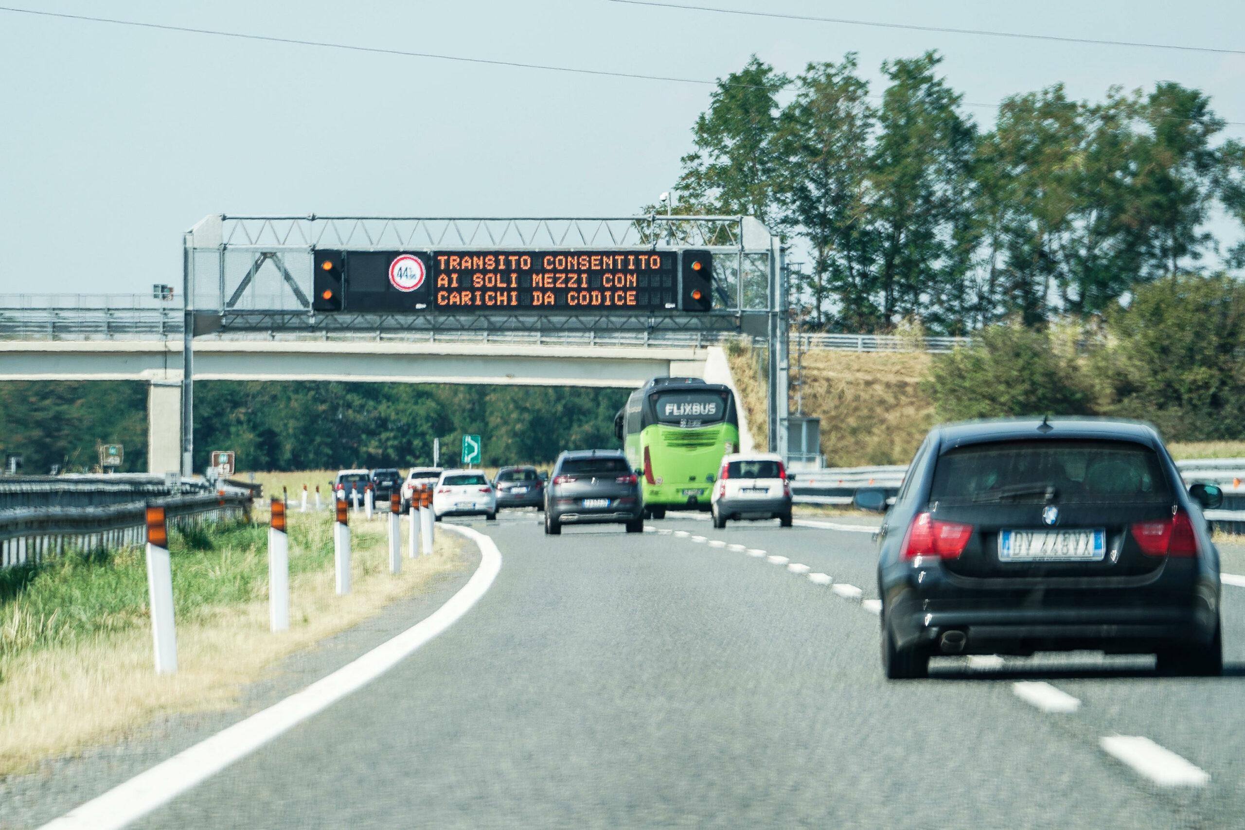 Traffico, crescono gli spostamenti in auto in Italia: ecco lo studio