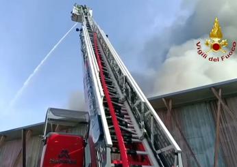 Venezia, incendio in via Cristo Re a Jesolo: in fiamme il tetto di una casa, nessun ferito