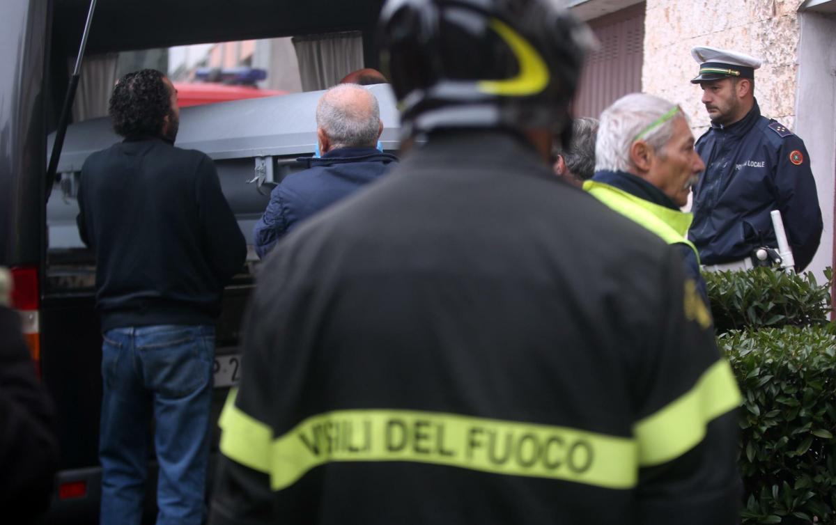 Como, incendio a Mariano Comense: in fiamme un appartamento, ustionato un 78enne