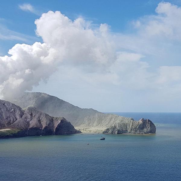 Nuova Zelanda, eruzione del vulcano Whakaari: voli sospesi. Ecco la situazione | VIDEO