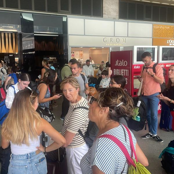 Sciopero treni 8 e 9 settembre 2024, alla stazione di Venezia è il caos: treni cancellati e disagi per i passeggeri | FOTO & VIDEO