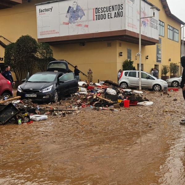 Alluvione a Valencia, il fotografo italiano in fuga dal centro commerciale allagato: “Bloccato in auto dai detriti. L’incubo degli sciacalli”