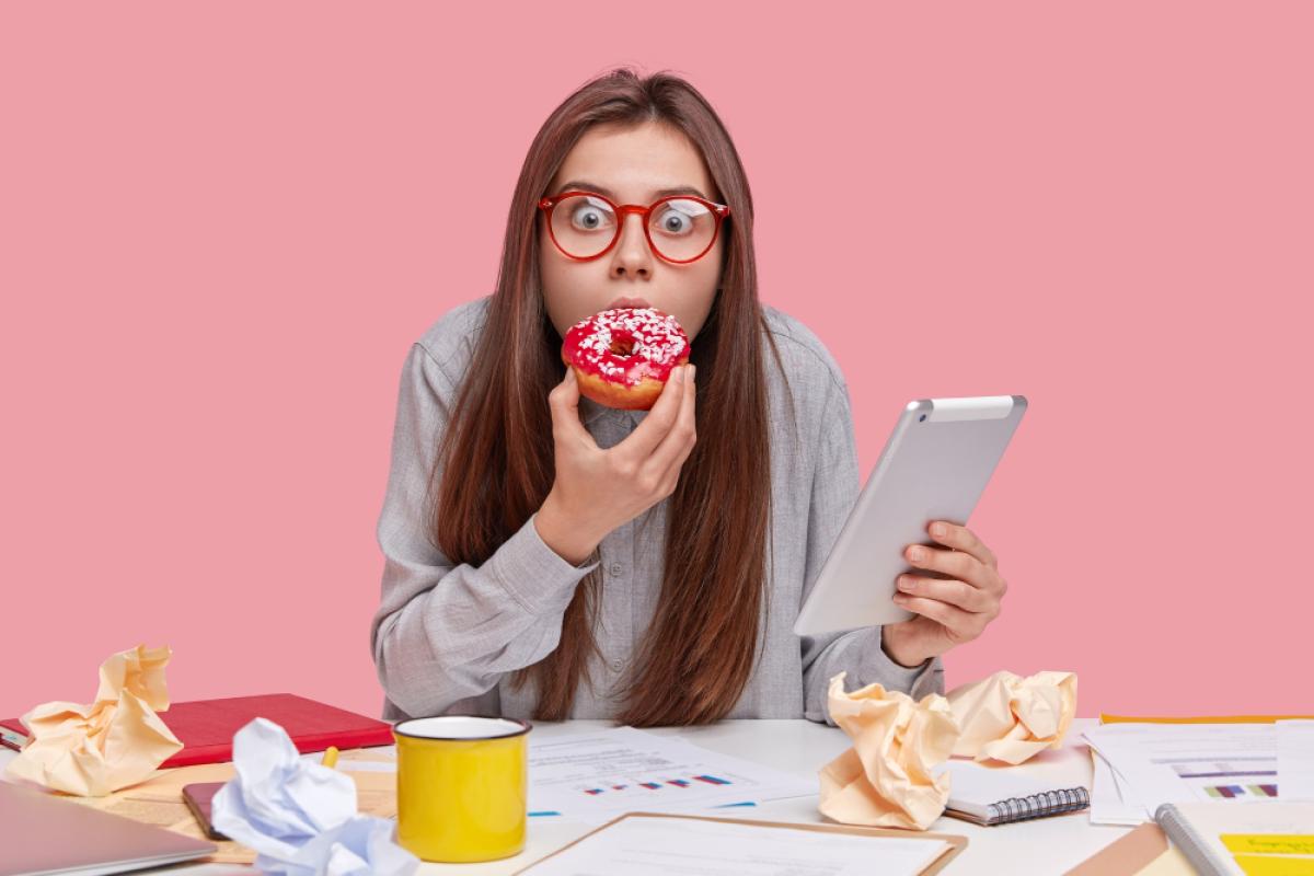 Cosa succede se si mangia con lo stress senza attenzione: 5 cose da sapere