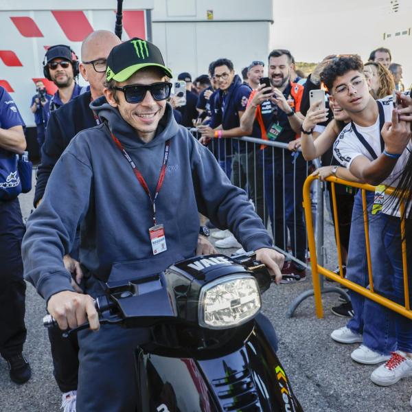 Valentino Rossi, la figlia Giulia guida una mini moto a 16 mesi