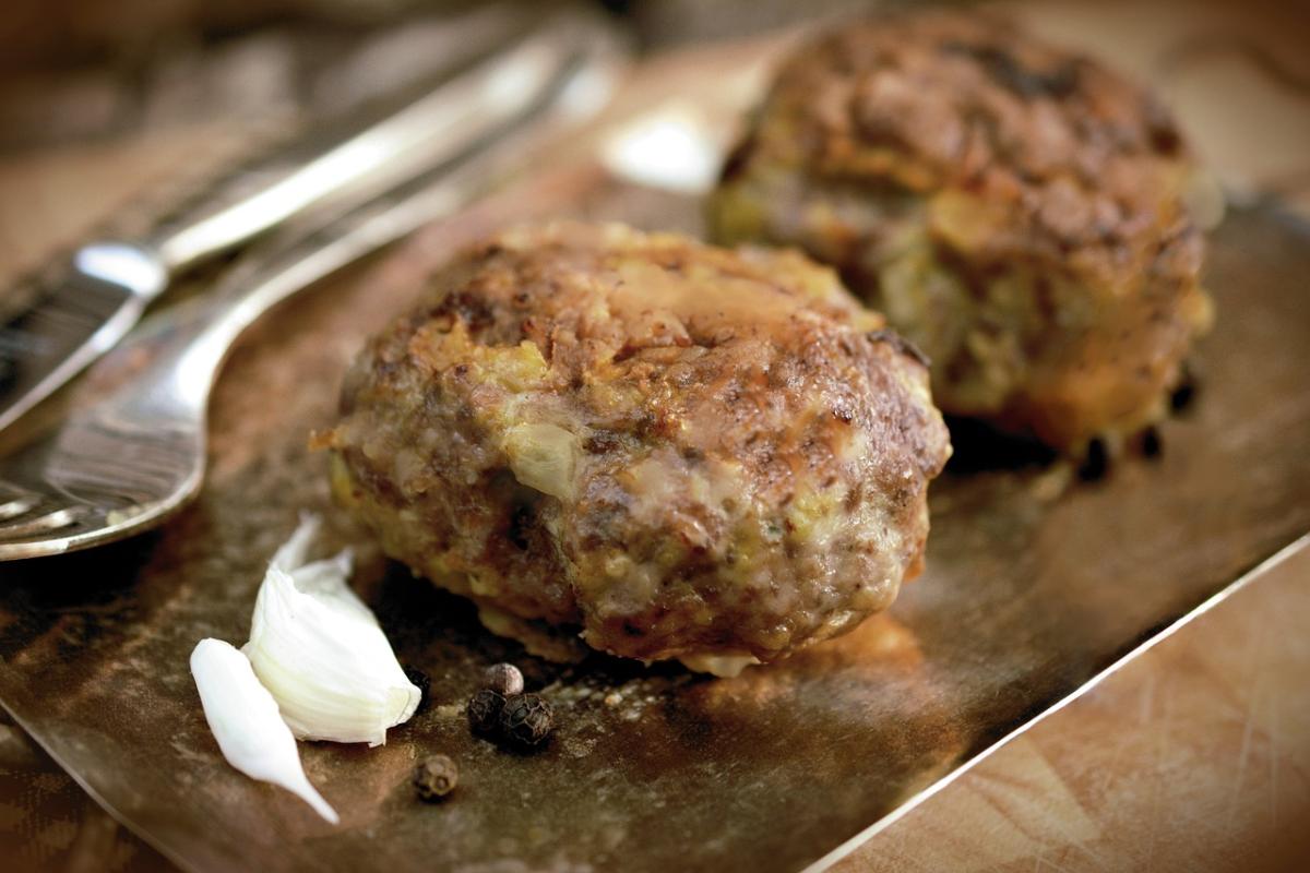 Ricetta  originale dei mondeghili, mitiche polpette milanesi