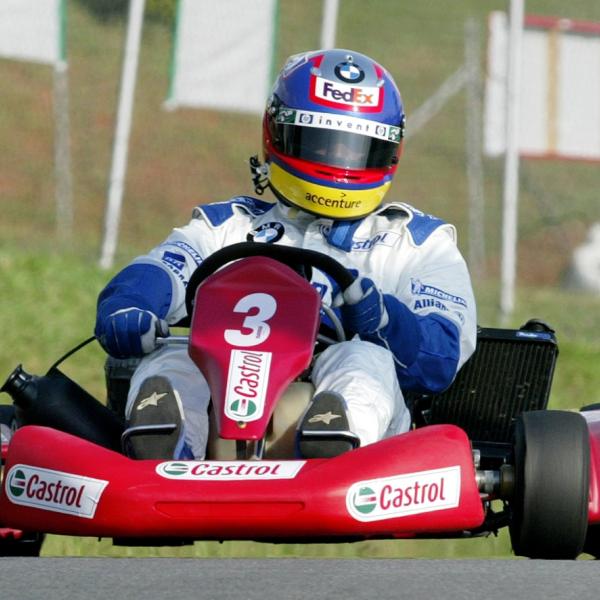 Pilota russo di Kart sul podio con il saluto nazista