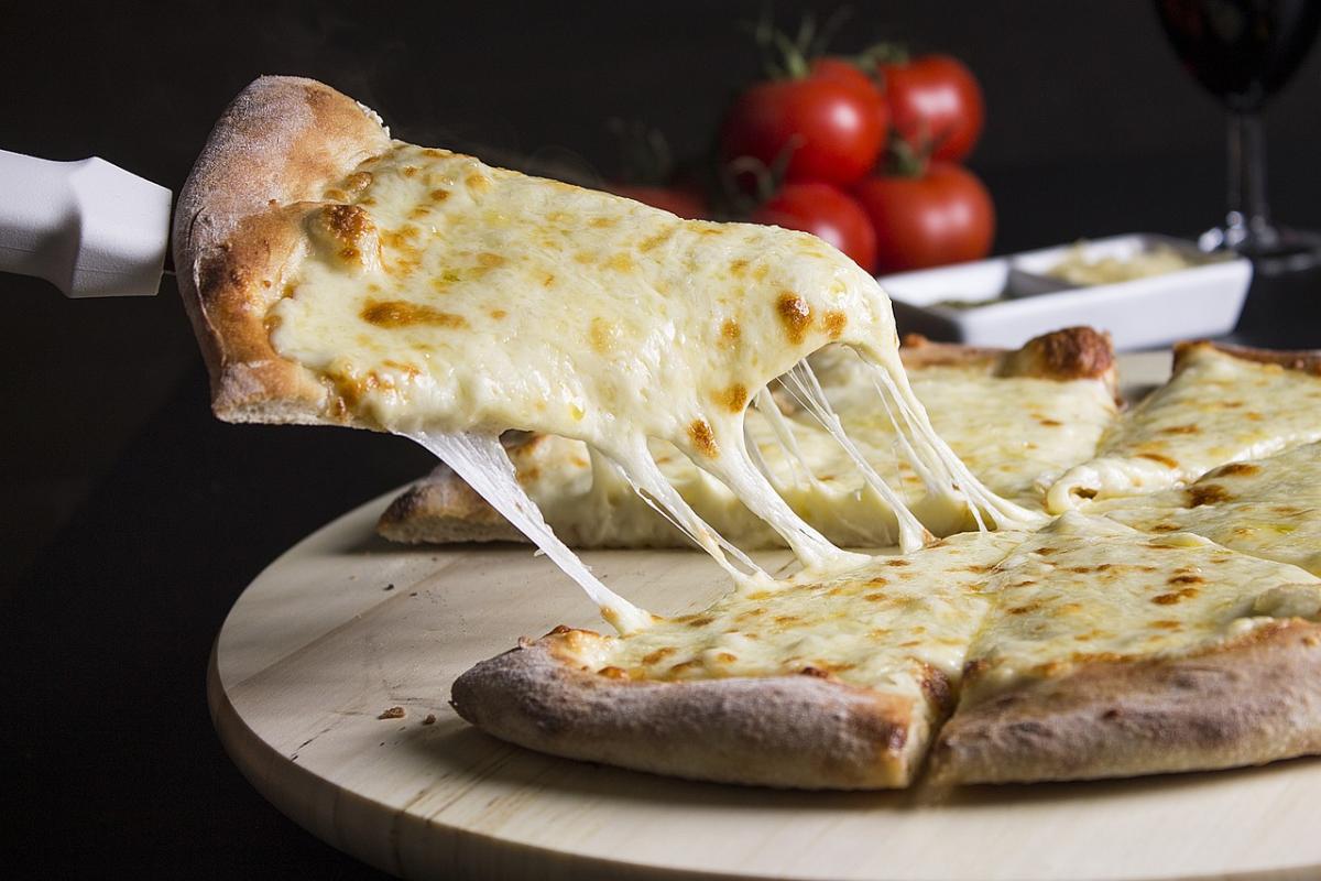 Come si fa la pizza cacio e pepe, una delle più amate di Roma