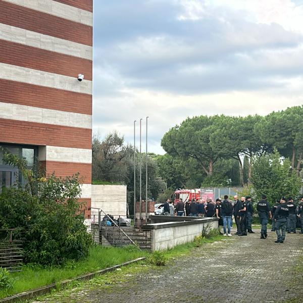 Roma, sgomberato l’ex hotel Petra alla Romanina: 35 persone allontanate, soprattutto latinos. Il minisindaco Laddaga: “Non erano gli stessi di Torre Maura” | VIDEO IN ESCLUSIVA