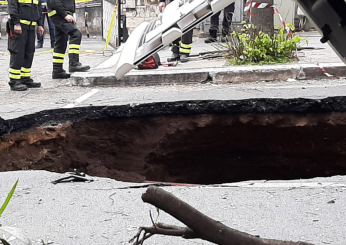 Roma, si apre voragine profonda dieci metri in via Sestio Menas al Quadraro: ‘inghiottite’ due auto | VIDEO