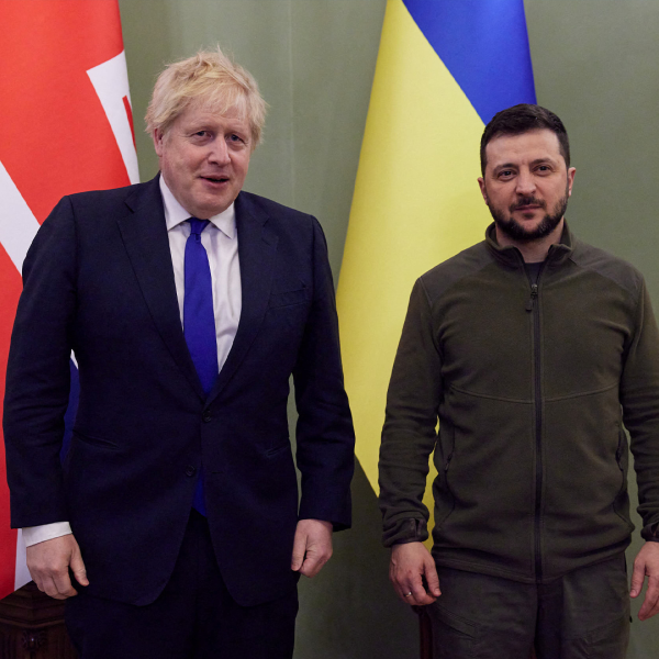 Boris Johnson a Kiev da Zelensky: è il primo leader del G7