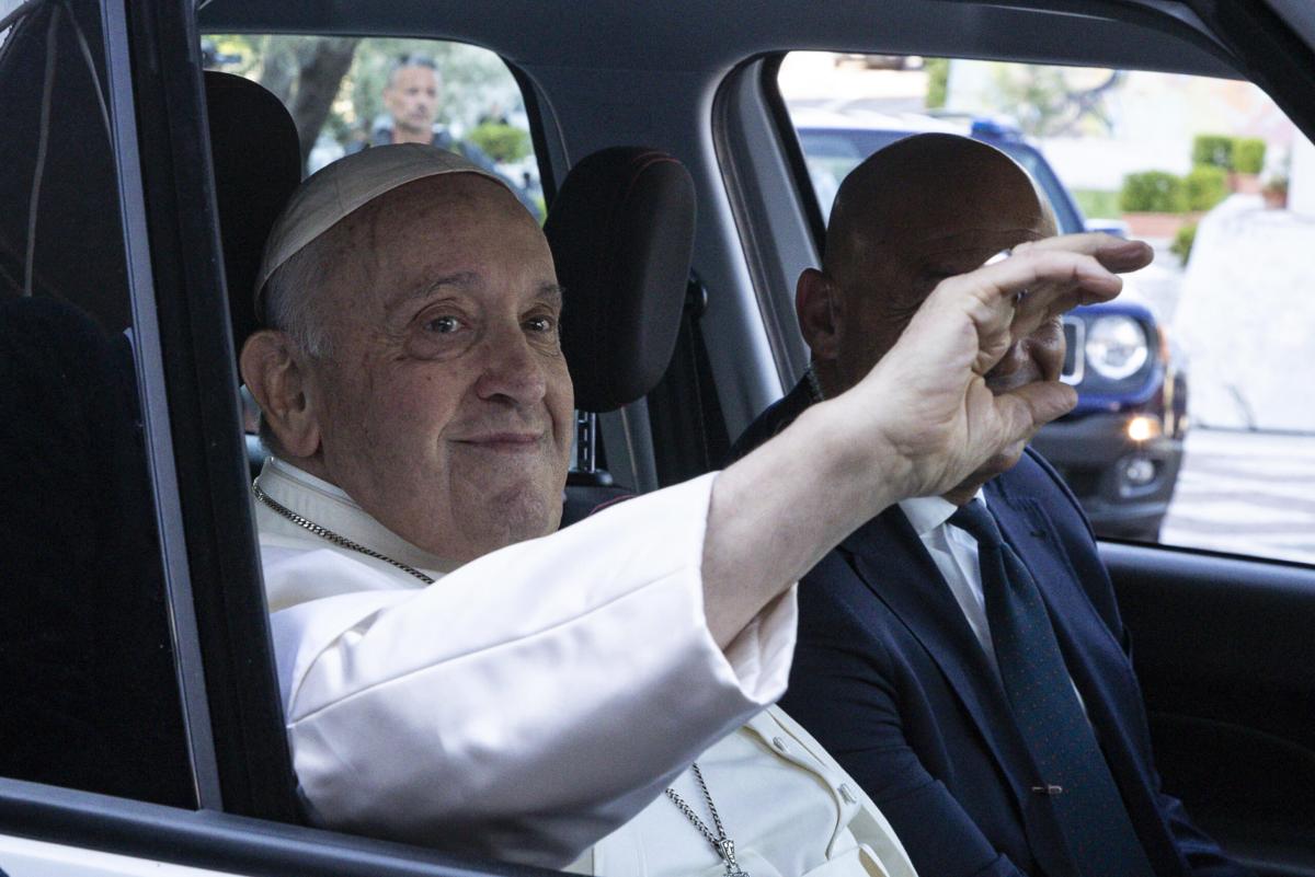 Papa Francesco, oggi le dimissioni dal Gemelli: “Sto bene, sono viv…