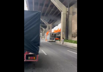 Thailandia, un incendio distrugge un autobus vicino Bangkok: 25 morti. Cosa sappiamo dell’incidente| VIDEO