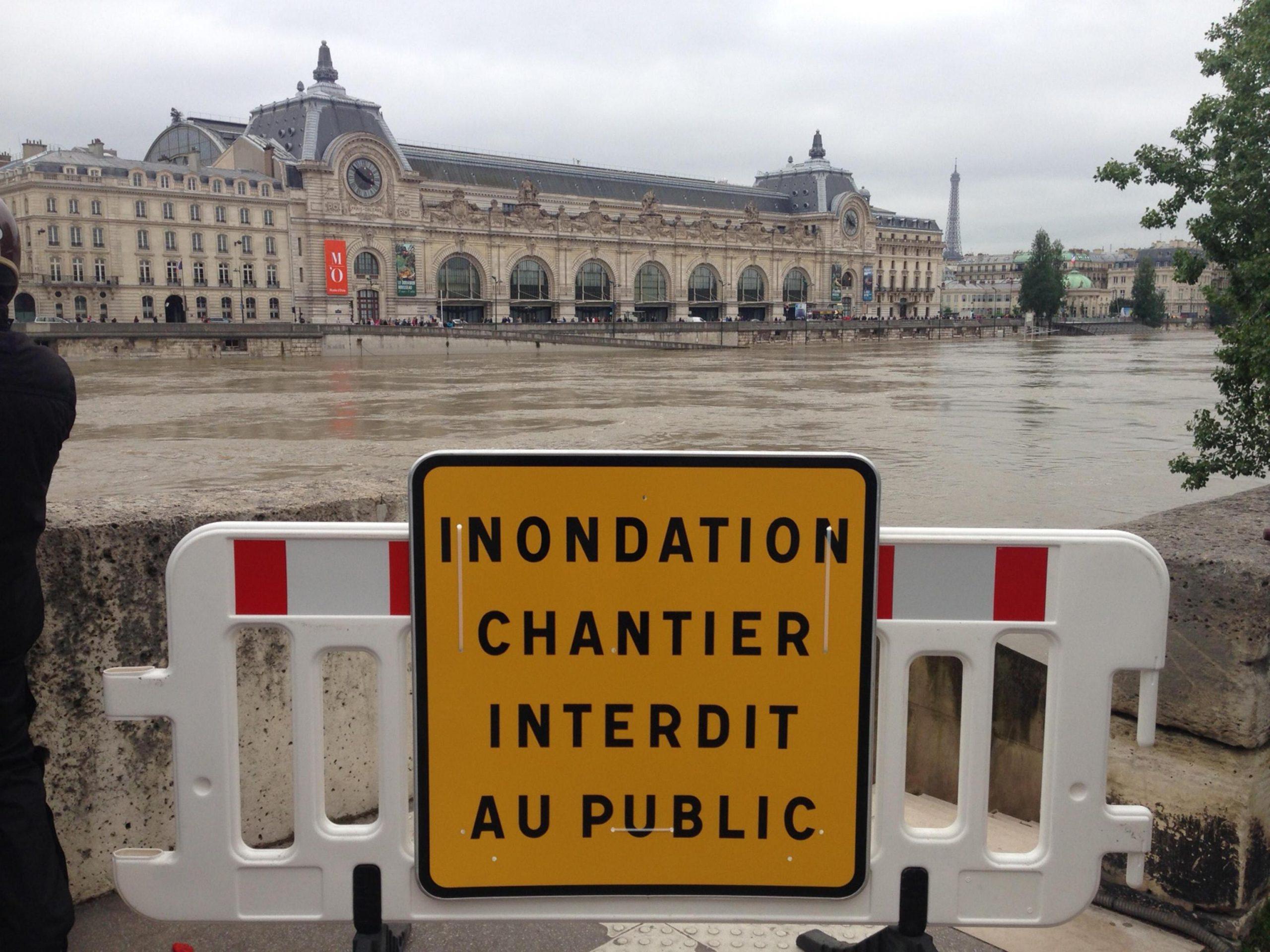 Temporali a Parigi: metropolitana chiusa e raffiche di vento a 104 km/h