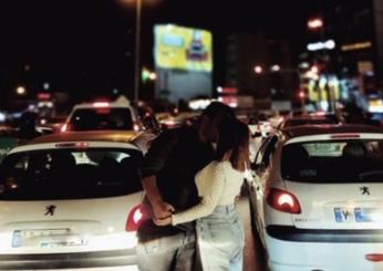 Iran, la foto del bacio di Shiraz simbolo delle proteste