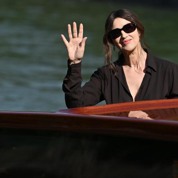 Tim Burton e Monica Bellucci avvistati insieme per le vie di Parigi: è nata una nuova coppia? La clamorosa indiscrezione