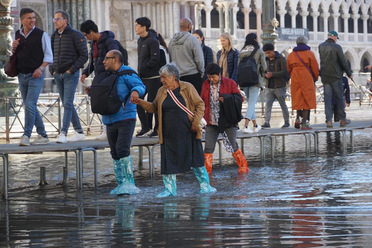 Venezia, scoppia una condotta: Lista di Spagna allagata