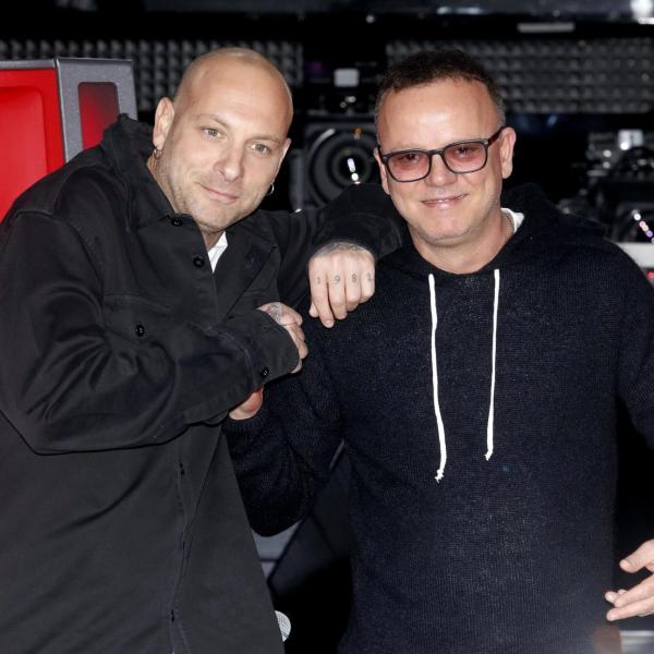 Gigi D’Alessio e Clementino cantano l’Inno di Mameli: applausi a Napoli, polemiche sui social