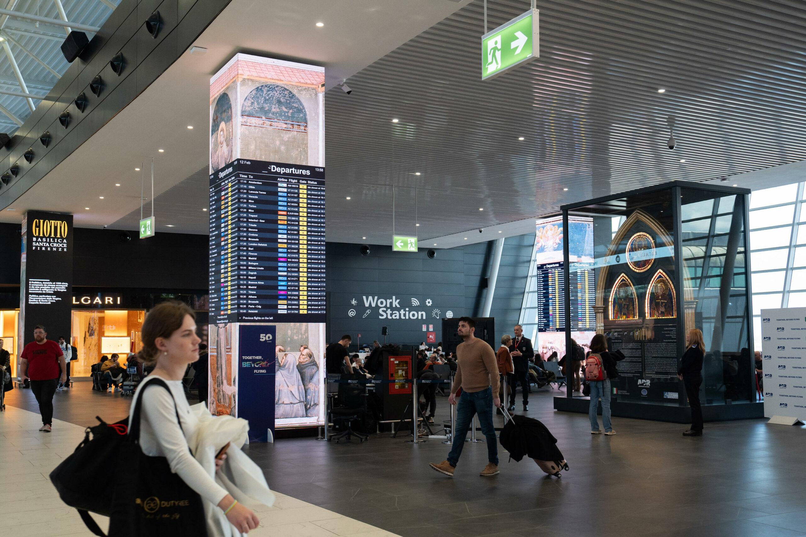 Fiumicino, chiede l’acqua in aeroporto ma non gliela danno: “Sei russa, non possiamo venderti niente”. Il video denuncia