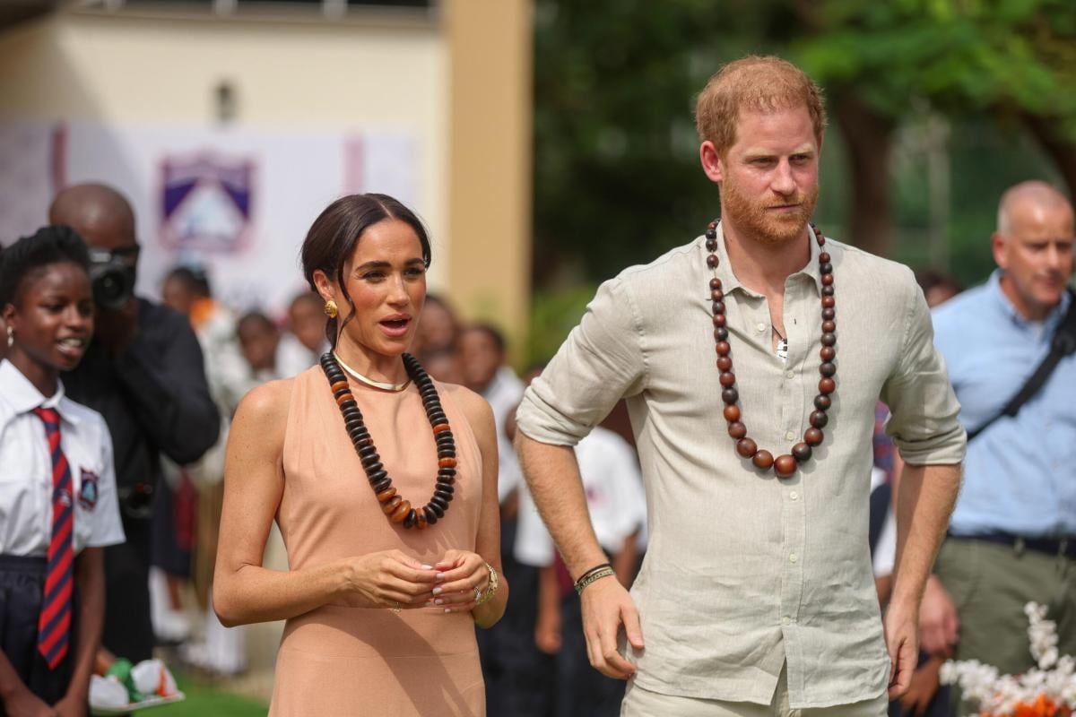 Harry e Meghan, tensione di coppia dopo la Nigeria: “Non mi prendere la mano”, cosa è successo tra i duchi di Sussex