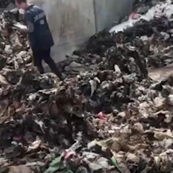 Napoli, discarica abusiva scoperta in una cava: scaricati tonnellate di materiali provenienti dalla metropolitana dell’aeroporto di Capodichino