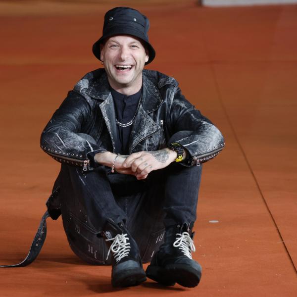 Clementino, torna in radio con “Parlo ‘e te”: il significato del brano in collaborazione con Ste