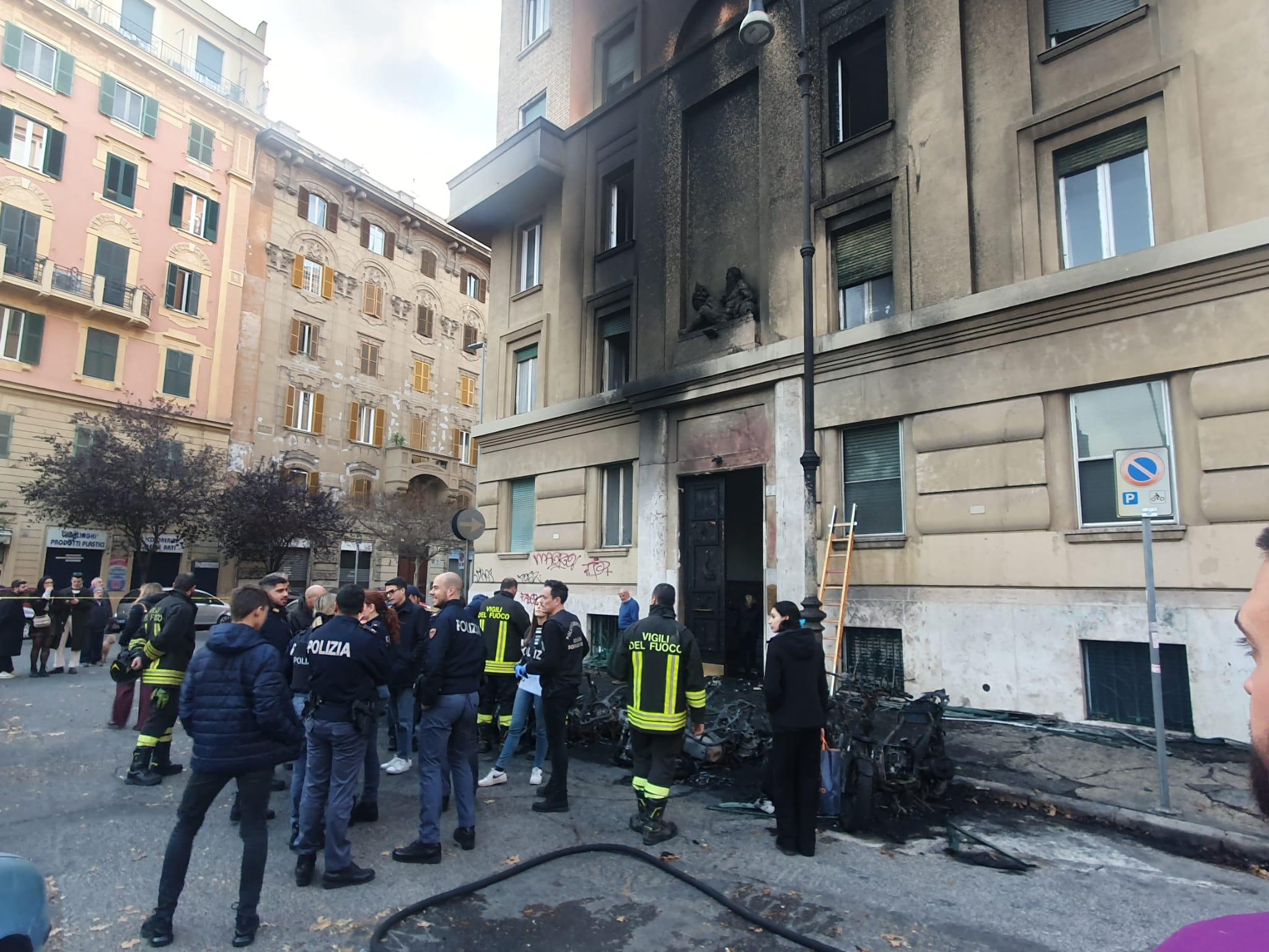 Roma, incendio nel quartiere Prati: le fiamme danneggiano auto e motorini | VIDEO