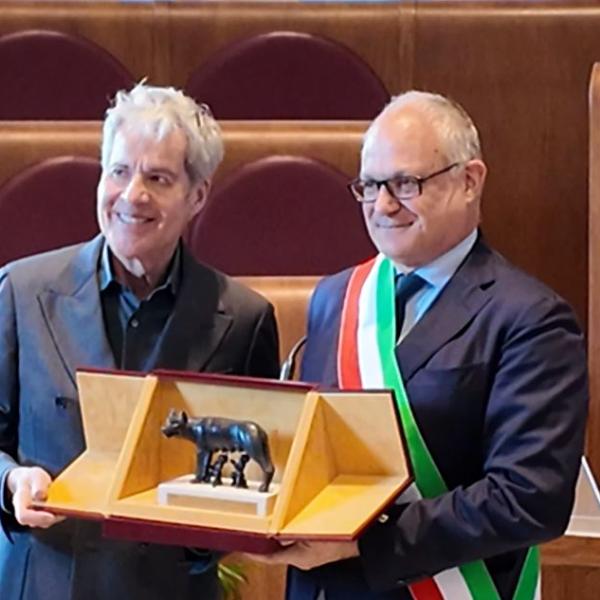 Claudio Baglioni riceve la Lupa Capitolina in Campidoglio a Roma: “La dedico ai miei genitori e dico loro grazie” | VIDEO , FOTO