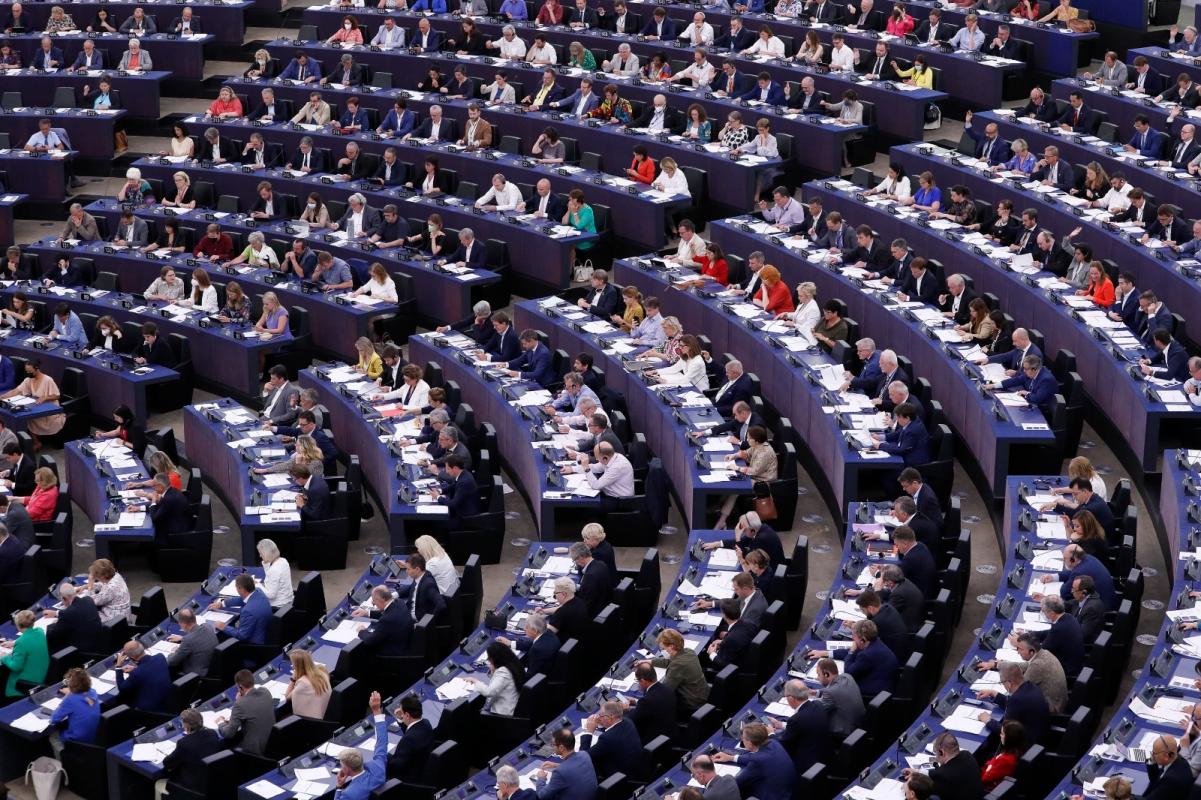 Diritto all’aborto nella Carta Ue: la risoluzione del Parlamento passa con 336 voti favorevoli, verso il sì alla modifica dell’articolo 3