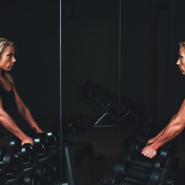 Allenamento in palestra, i 9 errori comuni che fanno male ai muscoli e al corpo