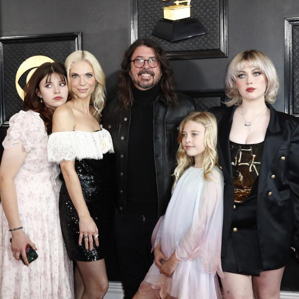 Chi è Jordyn Blum, moglie di Dave Grohl? Il frontman dei Foo Fighters svela: “Ho avuto una bambina da una relazione extraconiugale”