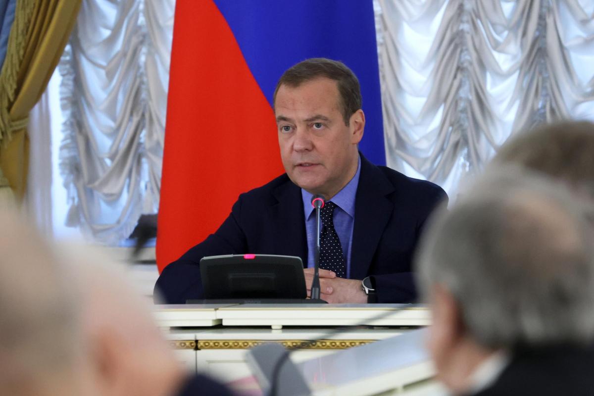 Guerra, Medvedev attacca l’Ucraina sulle armi: “Parassiti”