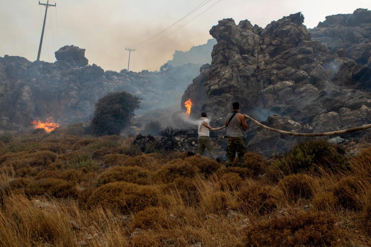 Grecia, vasto incendio a Rodi: migliaia di turisti portati in salvo