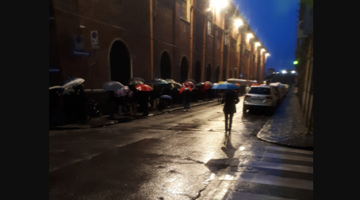 In fila sotto la pioggia per un documento che ti spetta