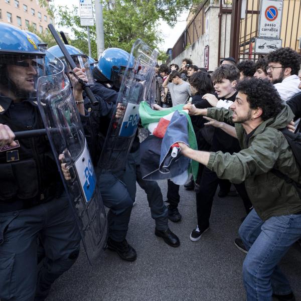 Roma, scontri alla Sapienza durante manifestazione pro Palestina: due arresti. Ministra Bernini: “Atti di violenza vergognosi” | VIDEO