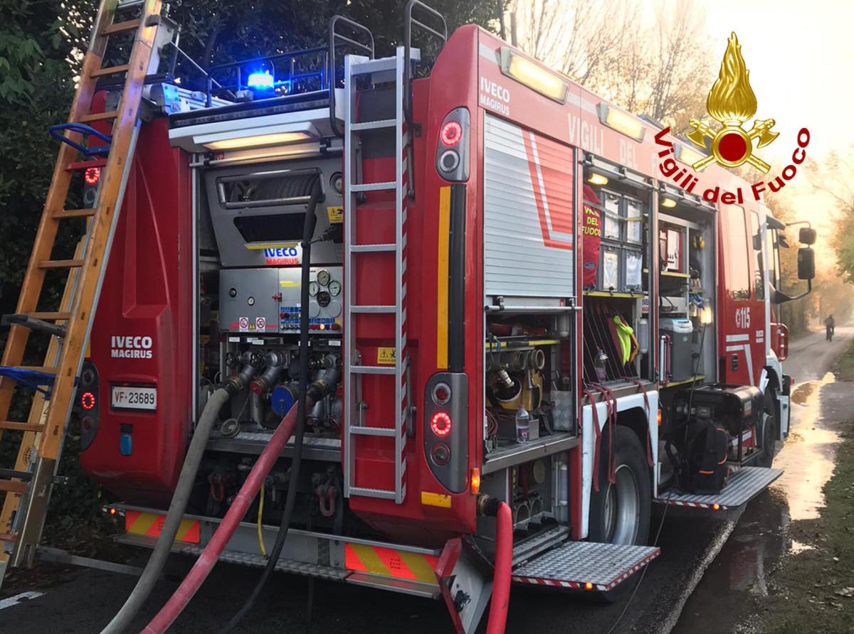 Vicenza, vasto incendio nell’azienda tessile di Sossano: densa colo…