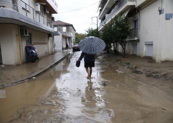 Grecia, forte ondata di maltempo: nella città di Volos fiumi in piena, un morto e un disperso | VIDEO