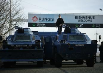 Francia, la protesta degli agricoltori prosegue: “È cominciato l’assedio a Parigi”