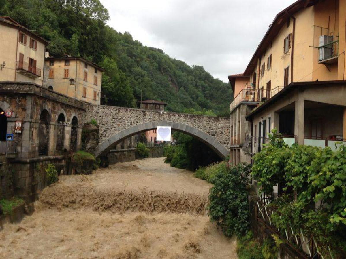 Violento temporale e grandine a Brescia, inondazione in città e pro…