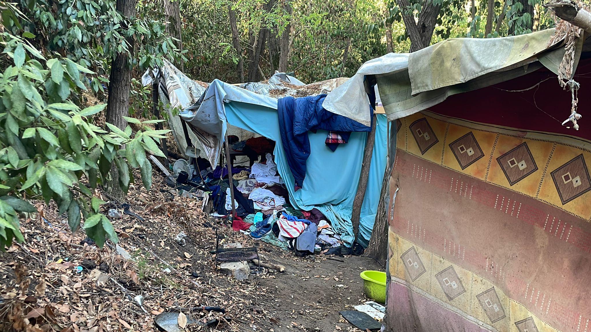 Roma, al via lo sgombero degli accampamenti abusivi nella riserva di Monte Mario: in azione Ama e Polizia | VIDEO & FOTO