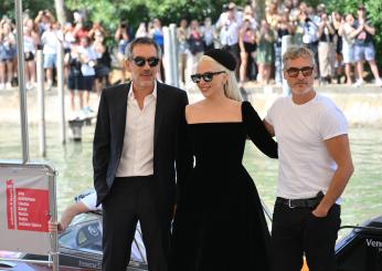 Lady Gaga a Venezia 2024 con Joaquin Phoenix, bagno di folla per “Joker 2”: in quali film ha recitato la cantante? | VIDEO