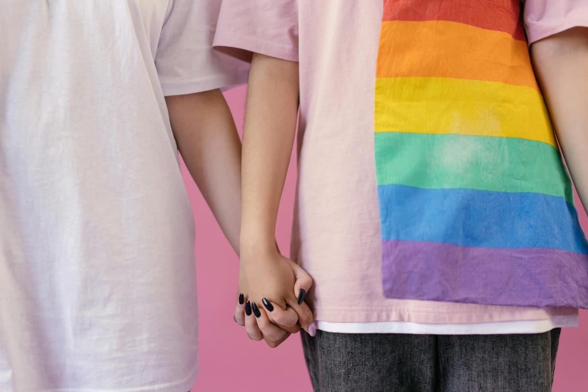 Thailandia, il Senato approva la legge sui matrimoni gay: le coppie potranno anche adottare