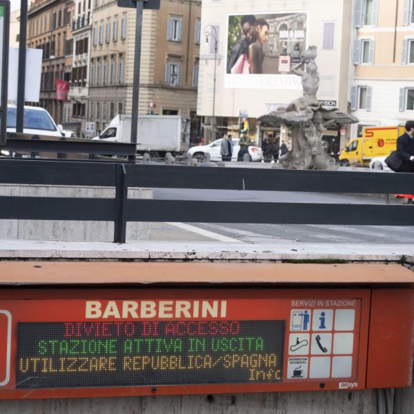 Roma, rissa in metro alla stazione Barberini: maxi lite dopo una serie di furti, polizia sul posto