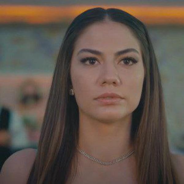 Demet Ozdemir è in Italia, l’attrice turca a Milano per il concerto di The Weeknd,  incontro segreto con Can Yaman?