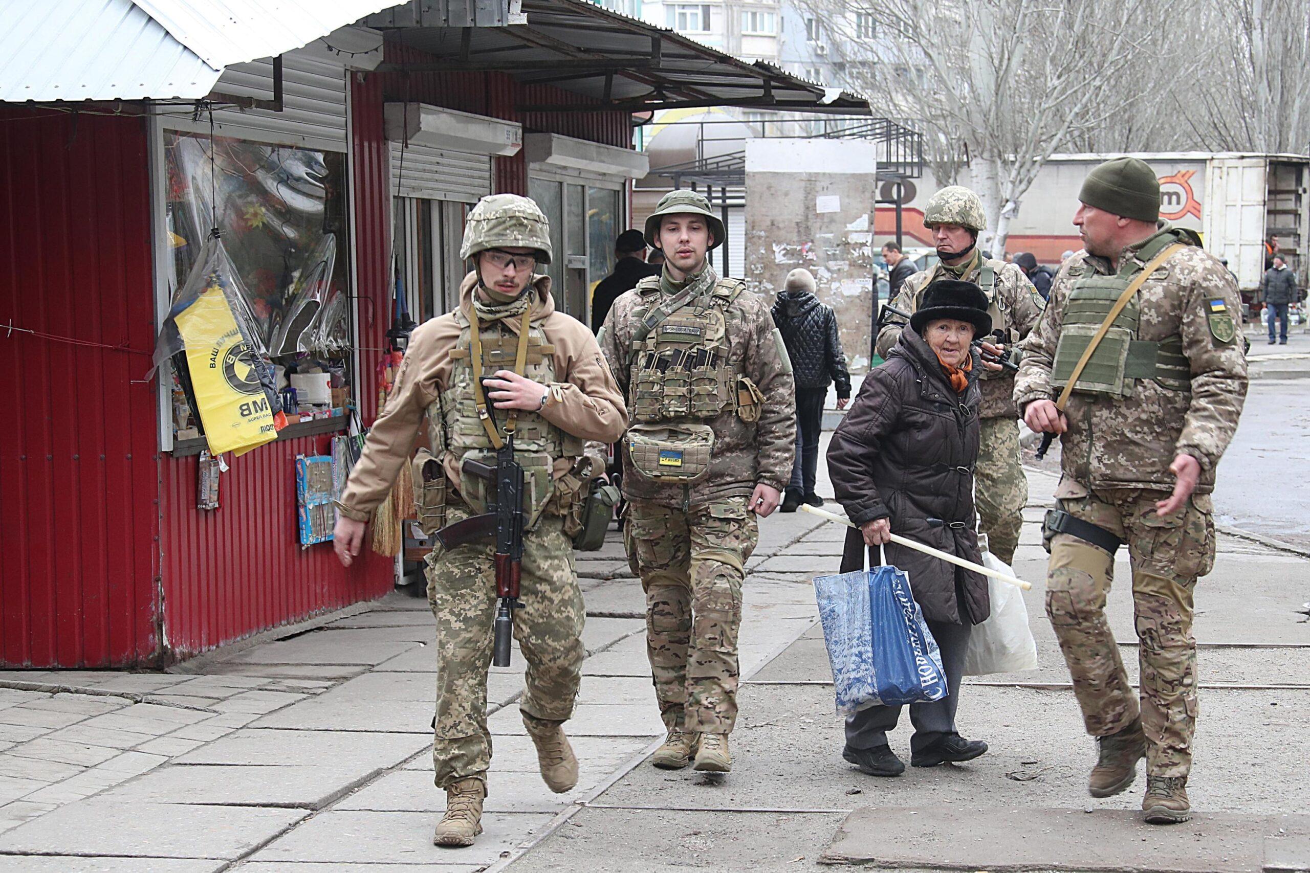 Ucraina, forti esplosioni a Kiev. Il sindaco: “Due persone ferite. Colpita centrale elettrica: cittadini senza luce e riscaldamento”