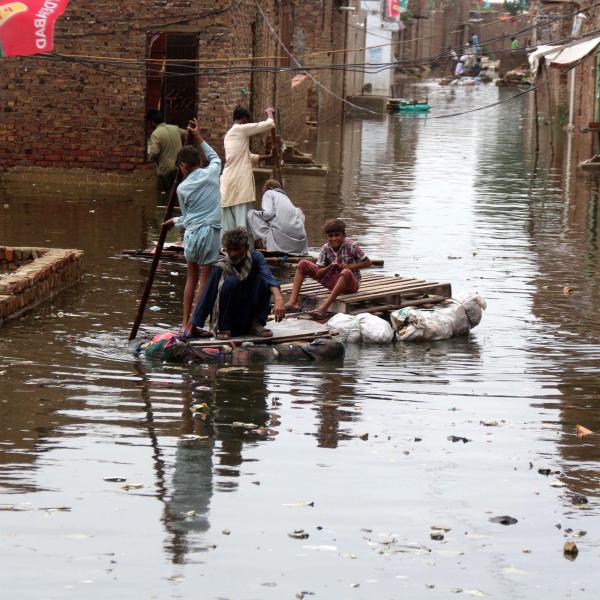 Inondazioni in Pakistan, oltre mille vittime: “catastrofe climatica”