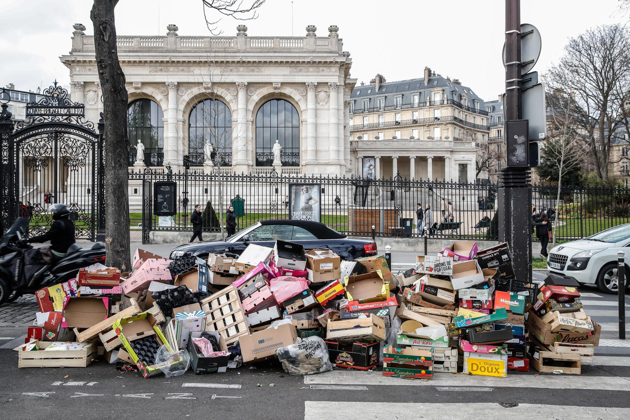 Riforma delle pensioni in Francia, Parigi si sveglia invasa dall’immondizia a causa degli scioperi